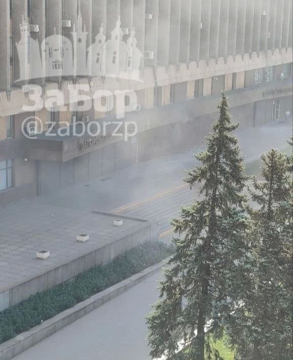 Запорожские ТГ-каналы сообщают, что дронами вновь была атаковано здание оккупационной ОГА Запорожские ТГ-каналы сообщают, что дронами вновь была атаковано здание оккупационной ОГА