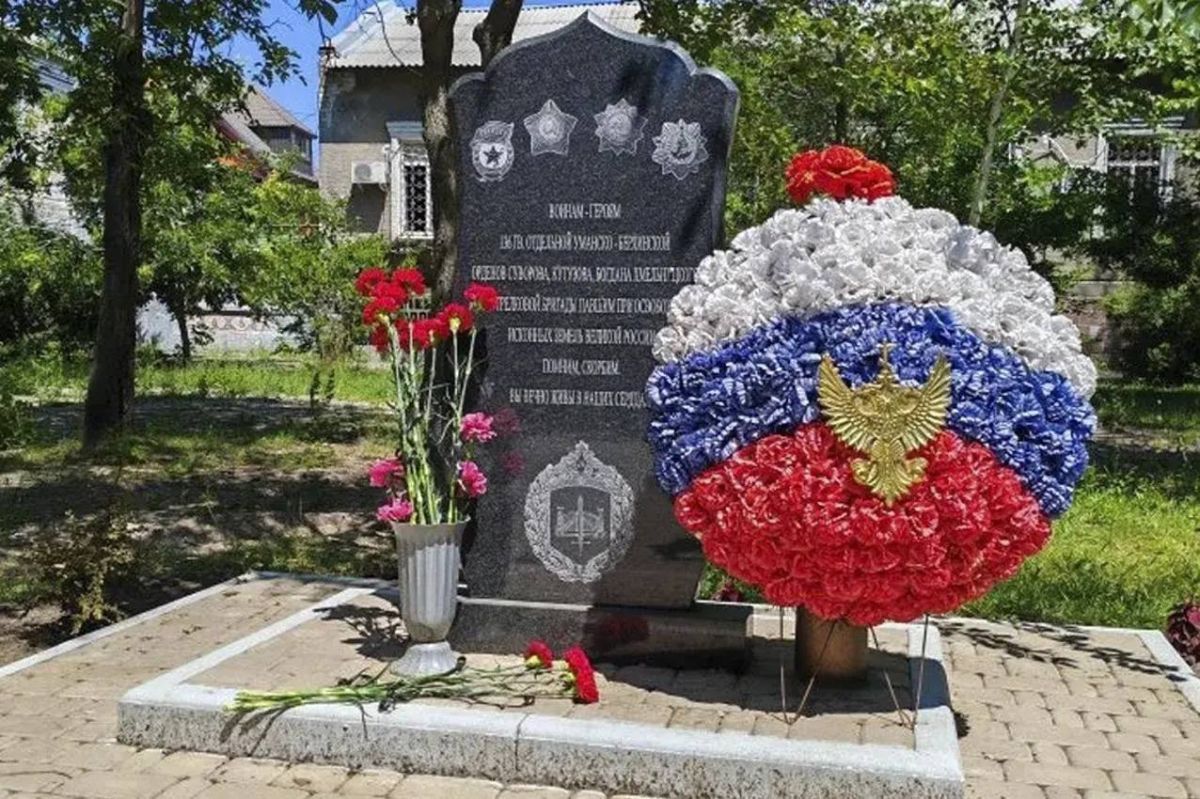 Сотрудники Росгвардии почтили память павших воинов-героев в Запорожской области Сотрудники Росгвардии почтили память павших воинов-героев в Запорожской области