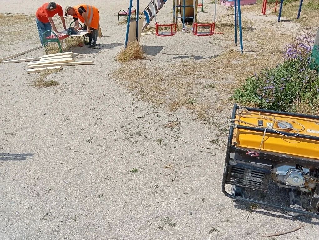 В Бердянске продолжаются работы по обновлению детских площадок, зон отдыха и спортивных объектов В Бердянске продолжаются работы по обновлению детских площадок, зон отдыха и спортивных объектов