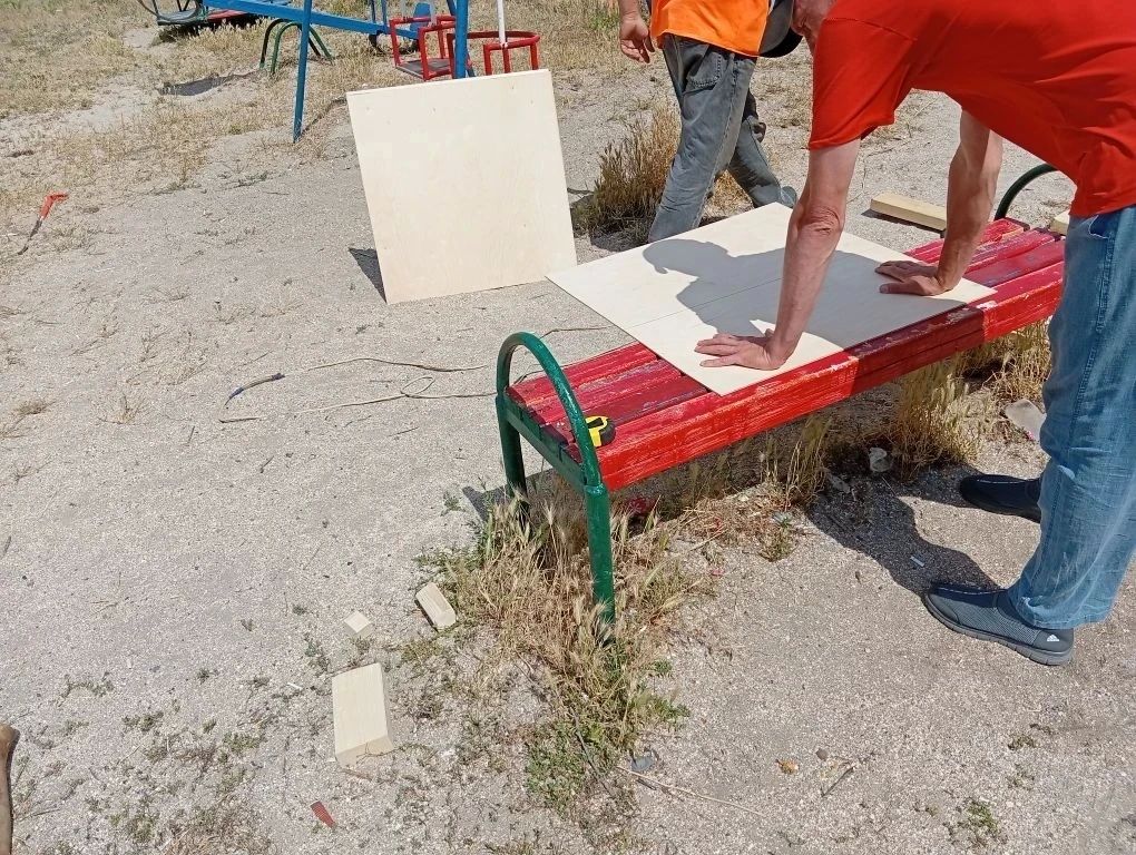 В Бердянске продолжаются работы по обновлению детских площадок, зон отдыха и спортивных объектов В Бердянске продолжаются работы по обновлению детских площадок, зон отдыха и спортивных объектов