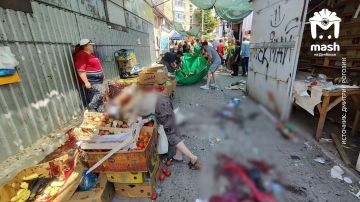 Страшные фото с рынка в Токмаке, который сегодня обстреляли беспилотники ВСУ