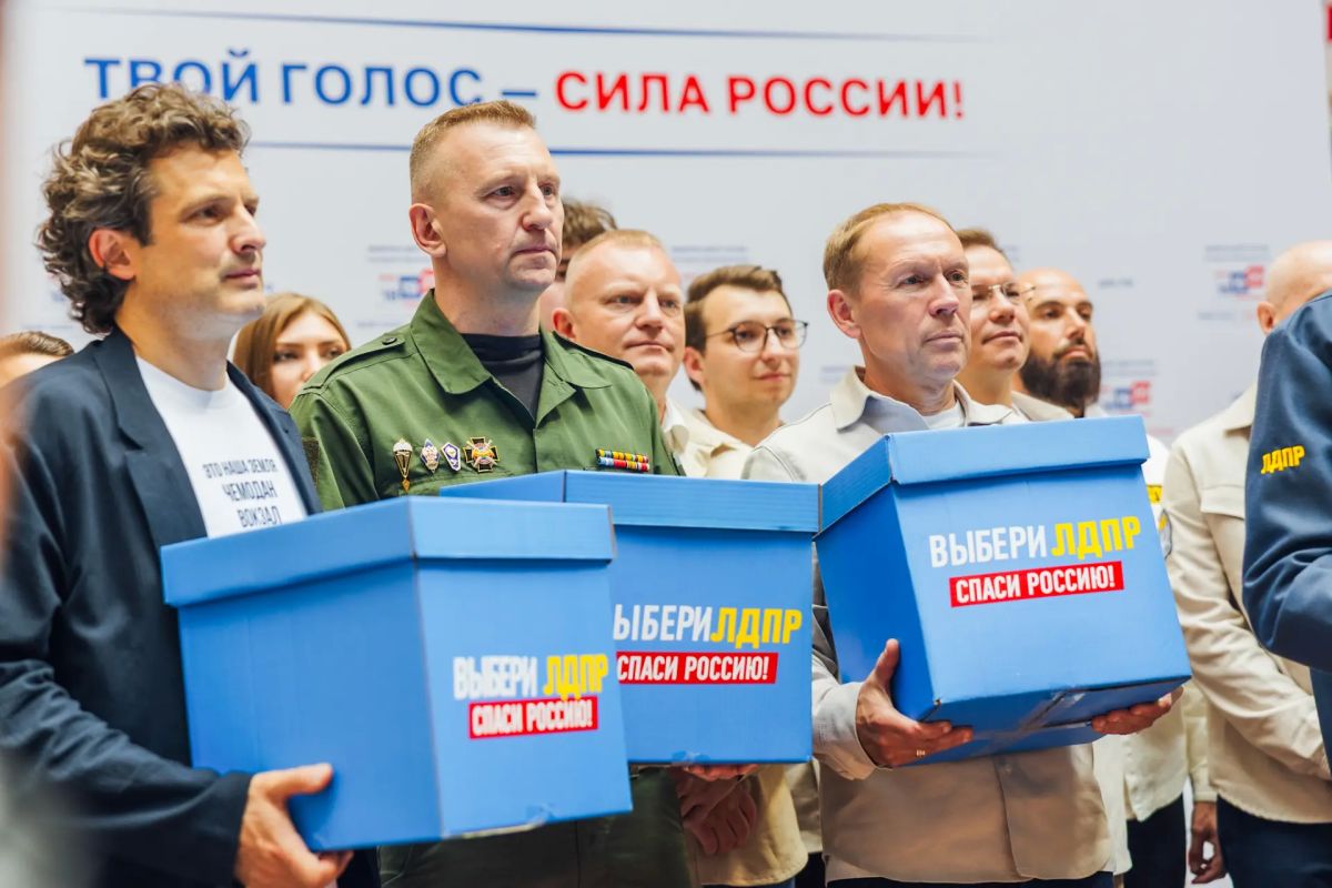 ЛДПР первой из партий подала списки кандидатов в Госдуму в ЦИК ЛДПР первой из партий подала списки кандидатов в Госдуму в ЦИК