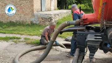 Специалисты филиала «Мелитопольское ПУВКХ» ГУП ЗО «Вода Запорожья» выполнили плановые работы по обслуживанию канализационных сетей в пгт Весёлое