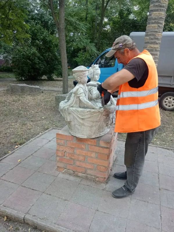 В Бердянске продолжаются работы по обновлению детских площадок, зон отдыха и спортивных объектов В Бердянске продолжаются работы по обновлению детских площадок, зон отдыха и спортивных объектов