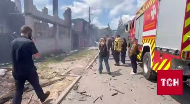 Последствия взрывов на заводе "Визар" в Вишневом - вторичная детонация задела находящиеся рядом дома Последствия взрывов на заводе "Визар" в Вишневом - вторичная детонация задела находящиеся рядом дома