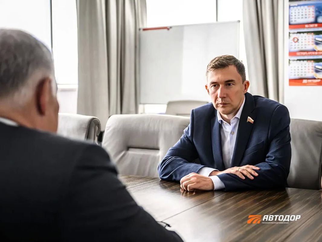 Председатель Правления Государственной компании «Автодор» Вячеслав Петушенко провел рабочую встречу с сенатором Российской Федерации, членом партии «Единая Россия» Сергеем Карякиным Председатель Правления Государственной компании «Автодор» Вячеслав Петушенко провел рабочую встречу с сенатором Российской Федерации, членом партии «Единая Россия» Сергеем Карякиным