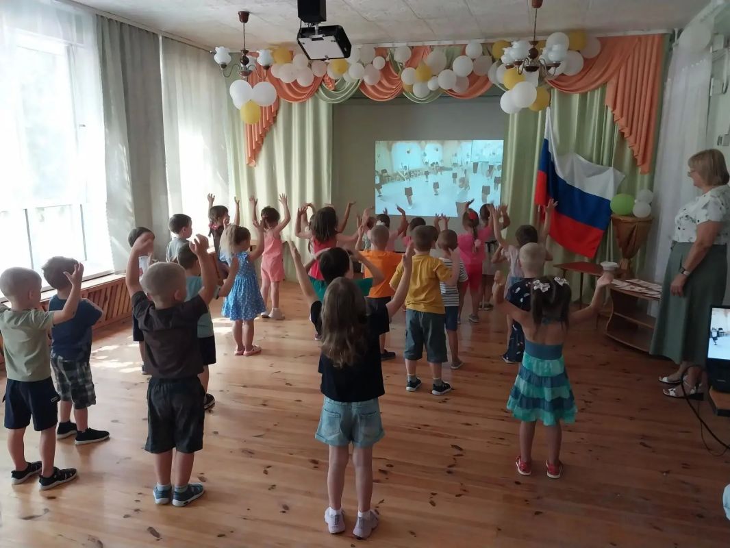 7 июля, в преддверии всероссийского праздника - Дня семьи, любви и верности - сотрудники Приморского краеведческого музея побывали в гостях у малышей детского сада "Ивушка" 7 июля, в преддверии всероссийского праздника - Дня семьи, любви и верности - сотрудники Приморского краеведческого музея побывали в гостях у малышей детского сада "Ивушка"