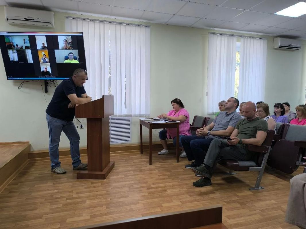 Глава Акимовского муниципального округа Александр Трудоношин провёл открытое расширенное совещание с аппаратом, шеф-регионом, Советом депутатов, руководителями служб и ведомств Глава Акимовского муниципального округа Александр Трудоношин провёл открытое расширенное совещание с аппаратом, шеф-регионом, Советом депутатов, руководителями служб и ведомств