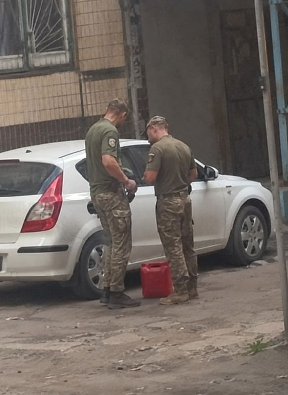 Запорожье, ТЦК сливают топливо из машин Запорожье, ТЦК сливают топливо из машин