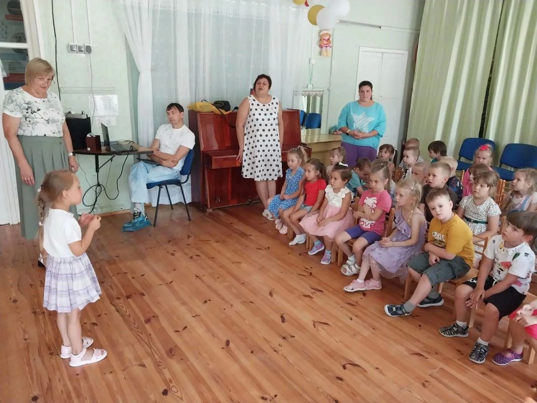 7 июля, в преддверии всероссийского праздника - Дня семьи, любви и верности - сотрудники Приморского краеведческого музея побывали в гостях у малышей детского сада "Ивушка"