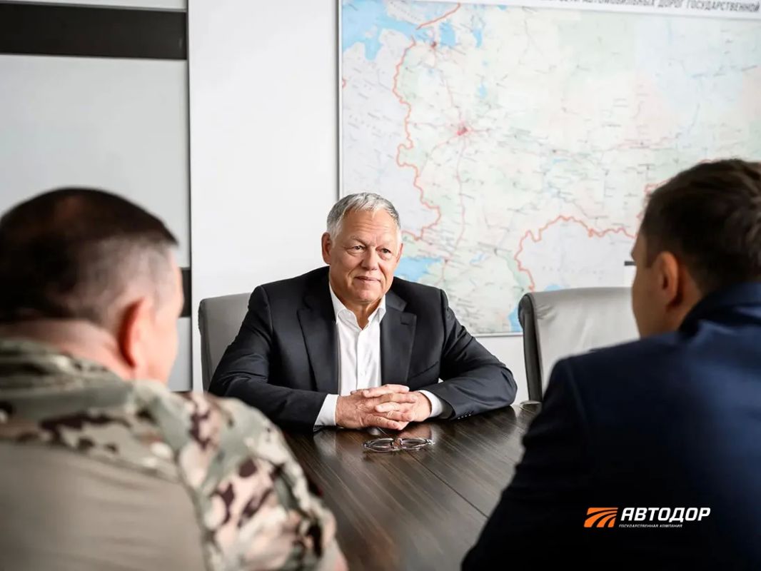 Председатель Правления Государственной компании «Автодор» Вячеслав Петушенко провел рабочую встречу с сенатором Российской Федерации, членом партии «Единая Россия» Сергеем Карякиным Председатель Правления Государственной компании «Автодор» Вячеслав Петушенко провел рабочую встречу с сенатором Российской Федерации, членом партии «Единая Россия» Сергеем Карякиным