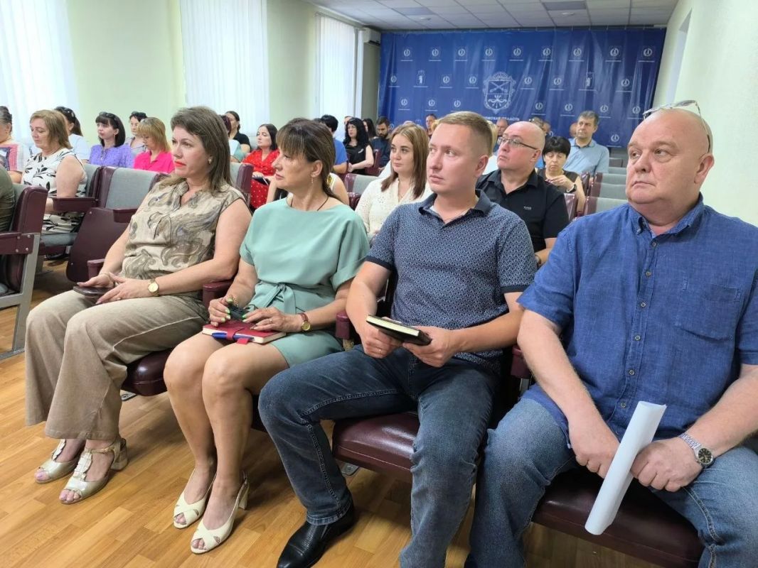 Глава Акимовского муниципального округа Александр Трудоношин провёл открытое расширенное совещание с аппаратом, шеф-регионом, Советом депутатов, руководителями служб и ведомств Глава Акимовского муниципального округа Александр Трудоношин провёл открытое расширенное совещание с аппаратом, шеф-регионом, Советом депутатов, руководителями служб и ведомств