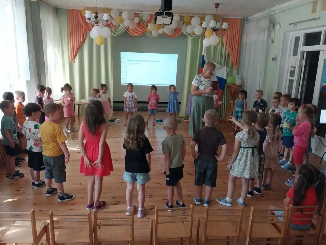 7 июля, в преддверии всероссийского праздника - Дня семьи, любви и верности - сотрудники Приморского краеведческого музея побывали в гостях у малышей детского сада "Ивушка" 7 июля, в преддверии всероссийского праздника - Дня семьи, любви и верности - сотрудники Приморского краеведческого музея побывали в гостях у малышей детского сада "Ивушка"