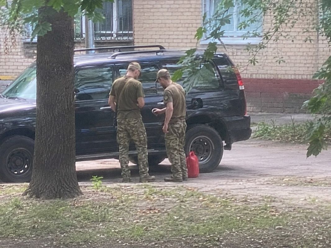 Запорожье, ТЦК сливают топливо из машин Запорожье, ТЦК сливают топливо из машин