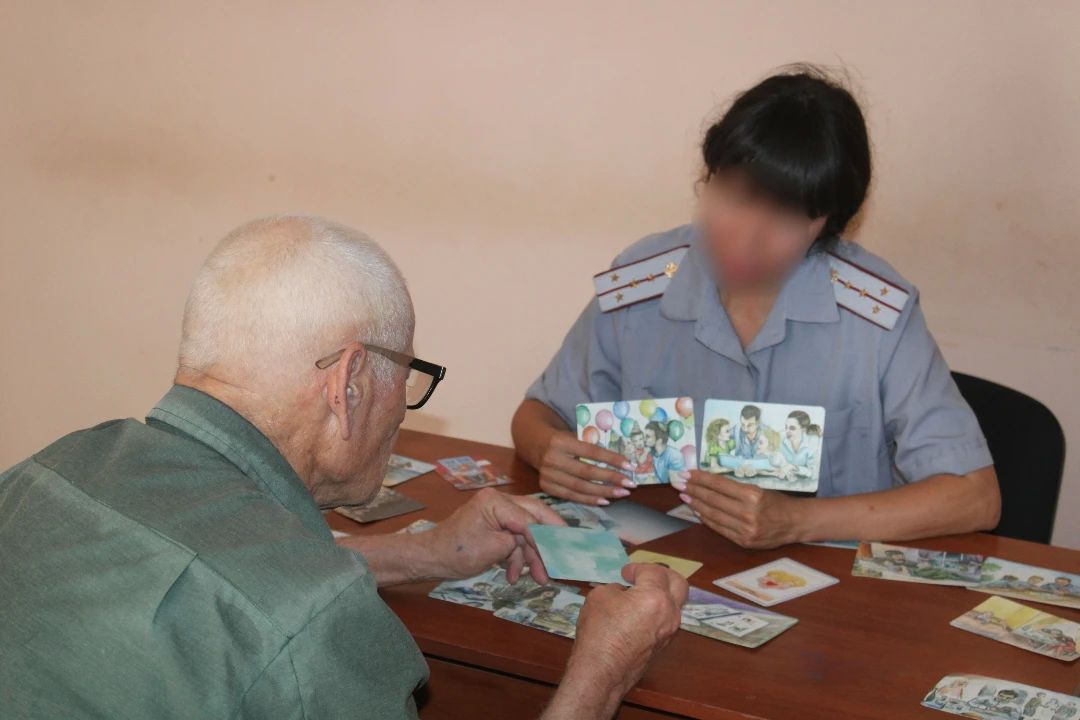 В День семьи, любви и верности психолог ИК-2 провела коррекционные занятия с осужденными с использованием метафорических карт