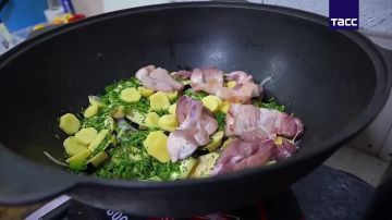 Итальянский шеф-повар Антонио Рицци приготовил мясо, пасту, овощное рагу и говяжьи ребрышки на бульоне для российских бойцов на запорожском направлении