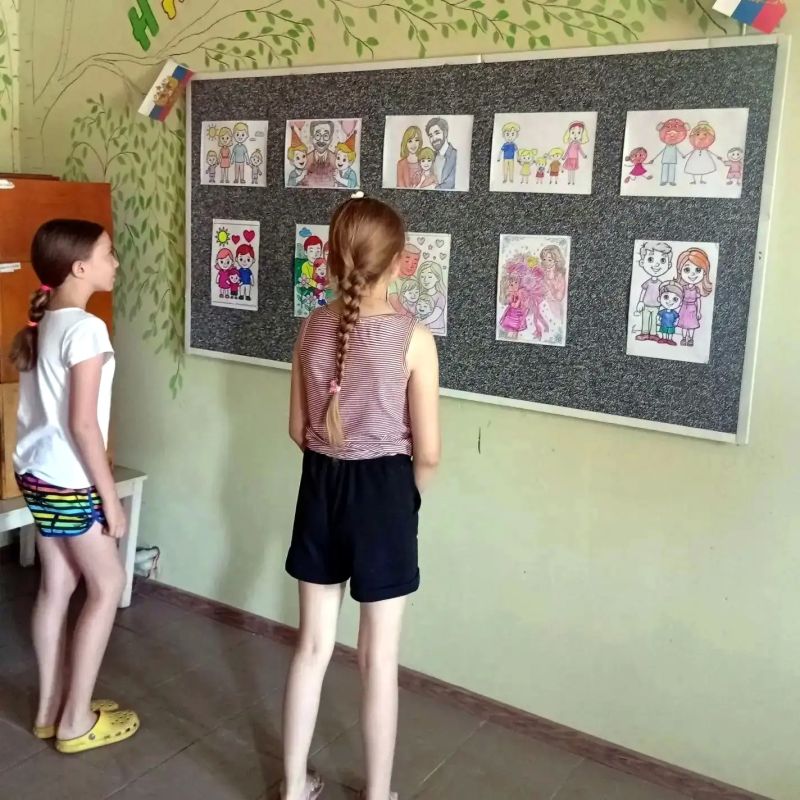 Марьяновская библиотека представила выставку рисунков ко Дню семьи Марьяновская библиотека представила выставку рисунков ко Дню семьи