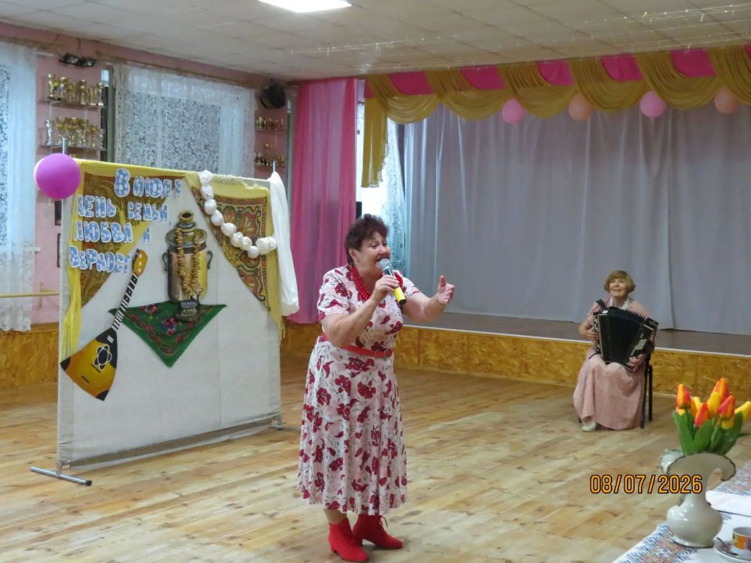 Фольклорные посиделки «В гостях у самовара» в Современнике — к Дню семьи, любви и верности Фольклорные посиделки «В гостях у самовара» в Современнике — к Дню семьи, любви и верности