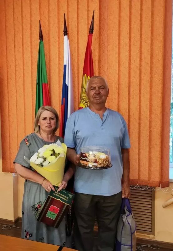 8 июля, в День семьи, любви и верности, в администрации Приморского муниципального округа поздравляли с праздником супружеские пары, отмечающие в этом году круглую годовщину семейной жизни