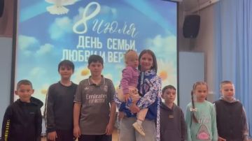 Жители Полярного поздравили Приморский округ с Днём семьи, любви и верности