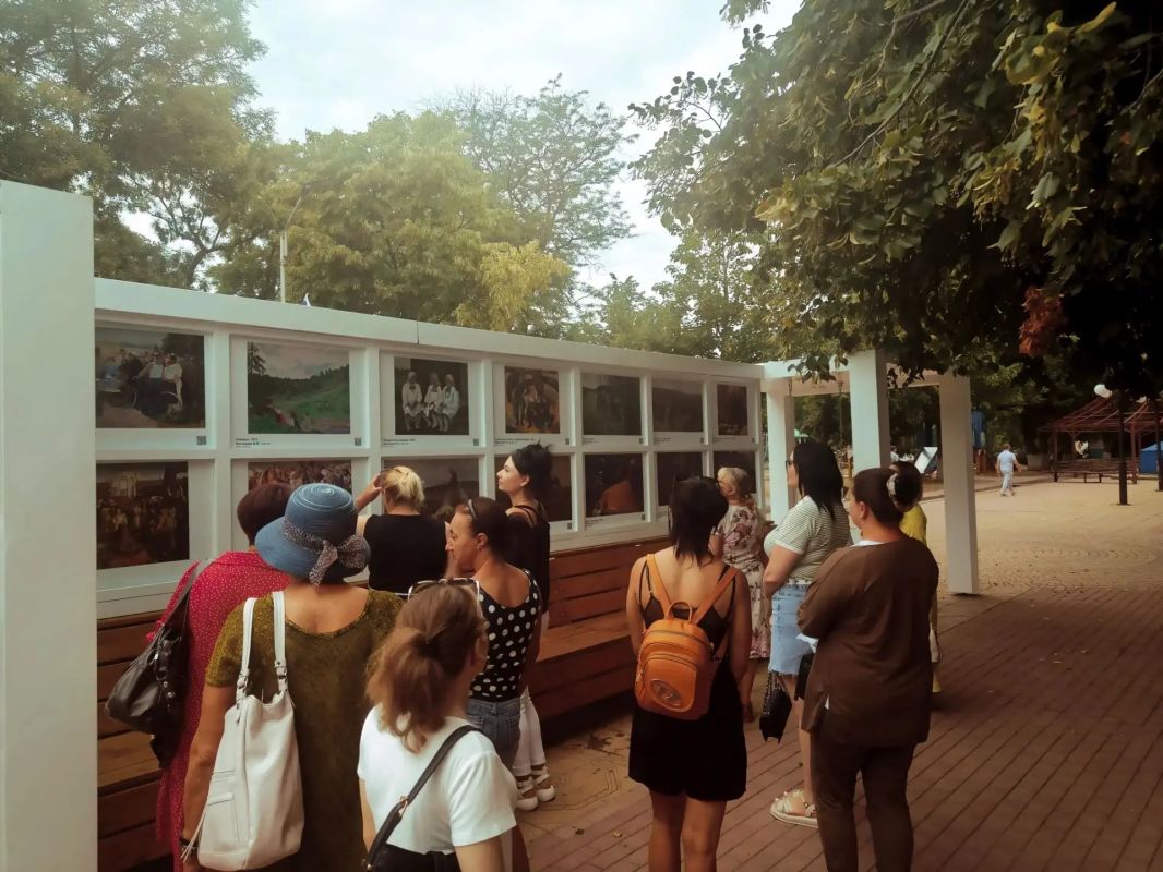 В Приморске обновилась выставочная экспозиция "Театральная площадь" В Приморске обновилась выставочная экспозиция "Театральная площадь"