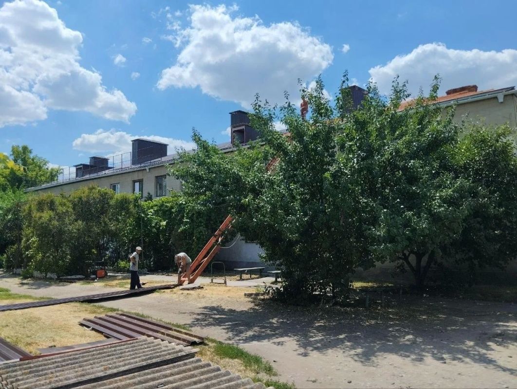 Завершение ремонта кровли в подшефном пгт Михайловка: дагестанские строители выходят на финишную прямую Завершение ремонта кровли в подшефном пгт Михайловка: дагестанские строители выходят на финишную прямую
