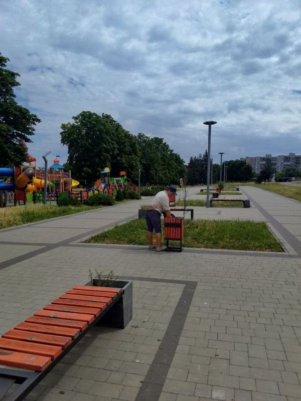 Ежедневно МБУ «Центр городского хозяйства города Днепрорудное» делает наш город чище и уютнее Ежедневно МБУ «Центр городского хозяйства города Днепрорудное» делает наш город чище и уютнее