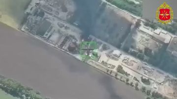 Минобороны России публикует кадры ударов Гераней с камерами по складам ГСМ в Губинихе Запорожской области и на Запорожском масложировом комбинате