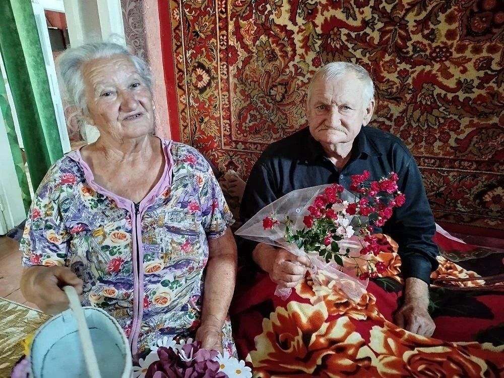 Семья — главная ценность. В светлый праздник — День семьи, любви и верности — доброй традицией стало поздравление семейных пар, которые на протяжении многих лет бережно хранят любовь, взаимопонимание и семейные ценности Семья — главная ценность. В светлый праздник — День семьи, любви и верности — доброй традицией стало поздравление семейных пар, которые на протяжении многих лет бережно хранят любовь, взаимопонимание и семейные ценности