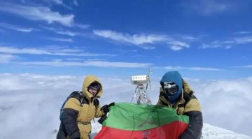 Флаг Запорожской области развернули на западной вершине Эльбруса на высоте 5642 метра
