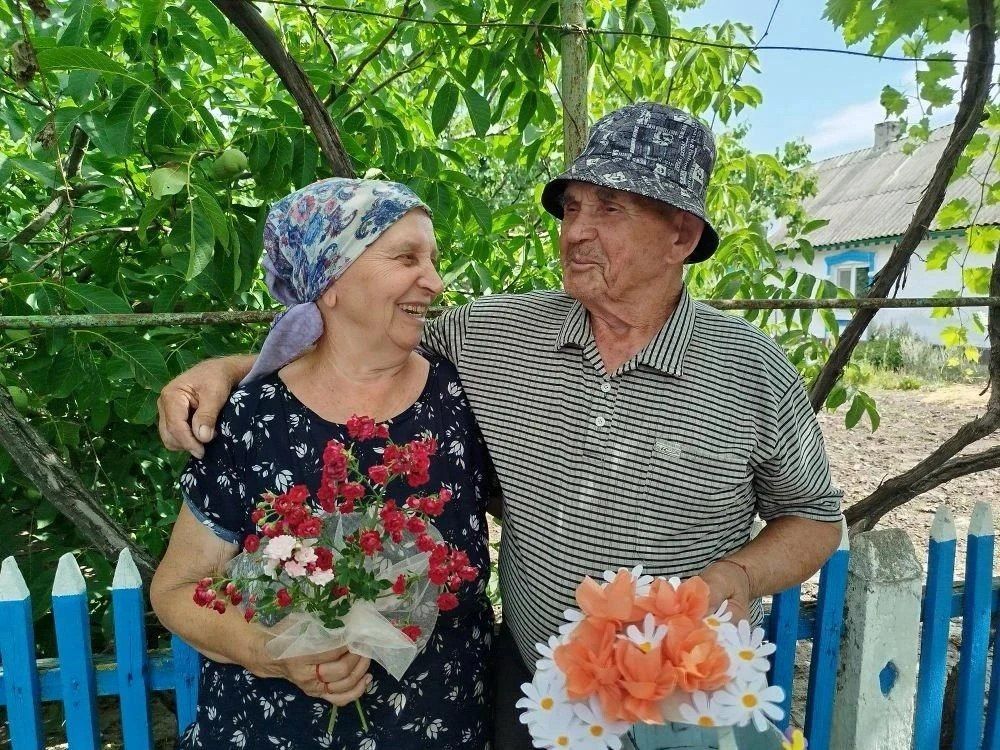 Семья — главная ценность. В светлый праздник — День семьи, любви и верности — доброй традицией стало поздравление семейных пар, которые на протяжении многих лет бережно хранят любовь, взаимопонимание и семейные ценности Семья — главная ценность. В светлый праздник — День семьи, любви и верности — доброй традицией стало поздравление семейных пар, которые на протяжении многих лет бережно хранят любовь, взаимопонимание и семейные ценности