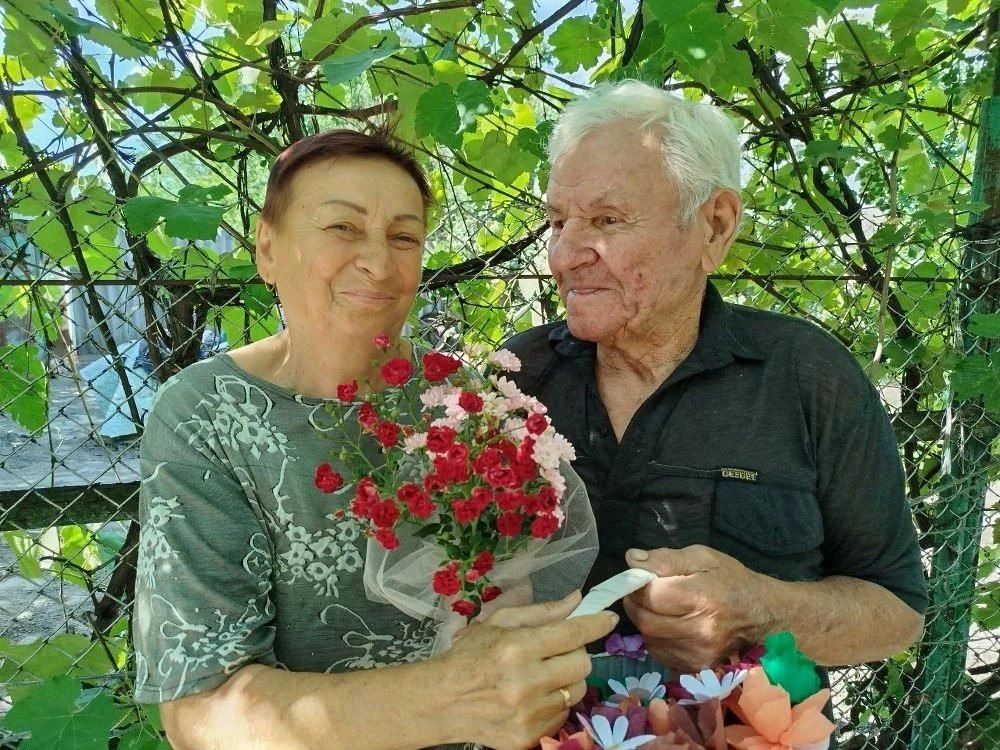 Семья — главная ценность. В светлый праздник — День семьи, любви и верности — доброй традицией стало поздравление семейных пар, которые на протяжении многих лет бережно хранят любовь, взаимопонимание и семейные ценности