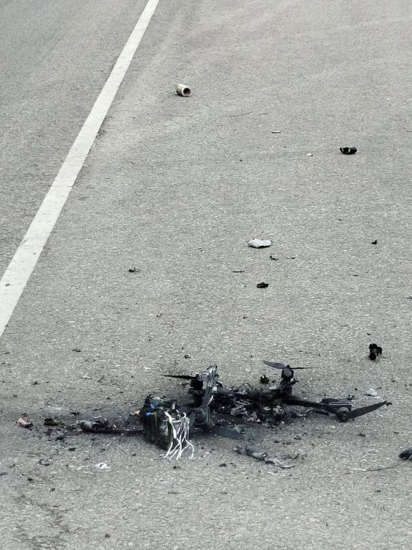 Один человек погиб, еще четверо пострадали при ударе дрона ВСУ по автобусной остановке в Энергодаре, сообщил мэр города Один человек погиб, еще четверо пострадали при ударе дрона ВСУ по автобусной остановке в Энергодаре, сообщил мэр города