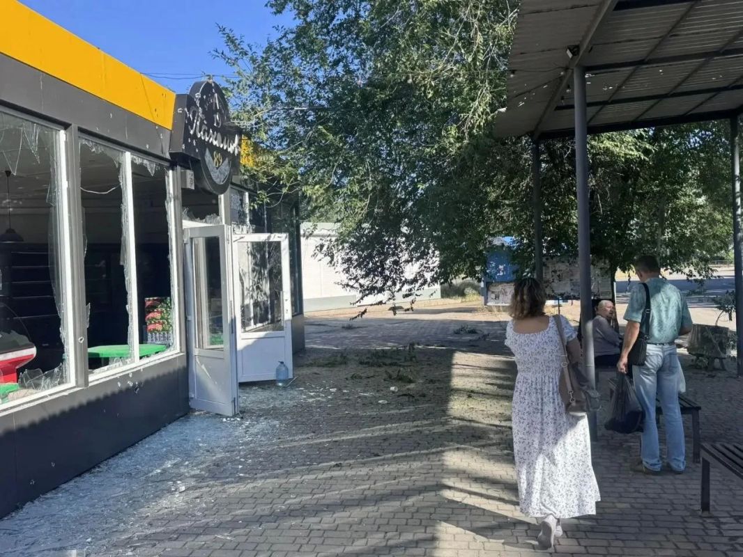 Украинский дрон атаковал автобусную остановку в Энергодаре Запорожской области Украинский дрон атаковал автобусную остановку в Энергодаре Запорожской области