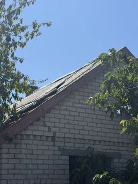 В результате сброса боеприпаса с БПЛА поврежден жилой дом в селе Константиновка, сообщили в администрации Горностаевского округа