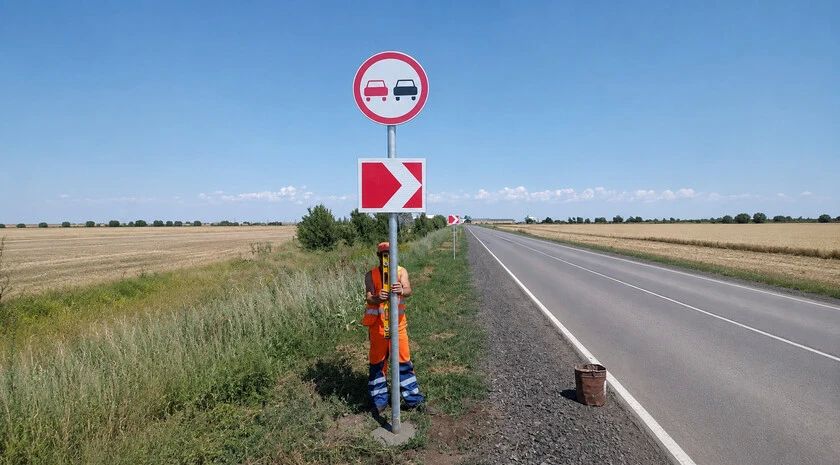 На трассах Запорожской области установили дорожные знаки и дополнительные щитки