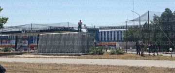 В оккупированном Запорожье, вблизи заправочных станций, начали появляться модульные бетонные укрытия