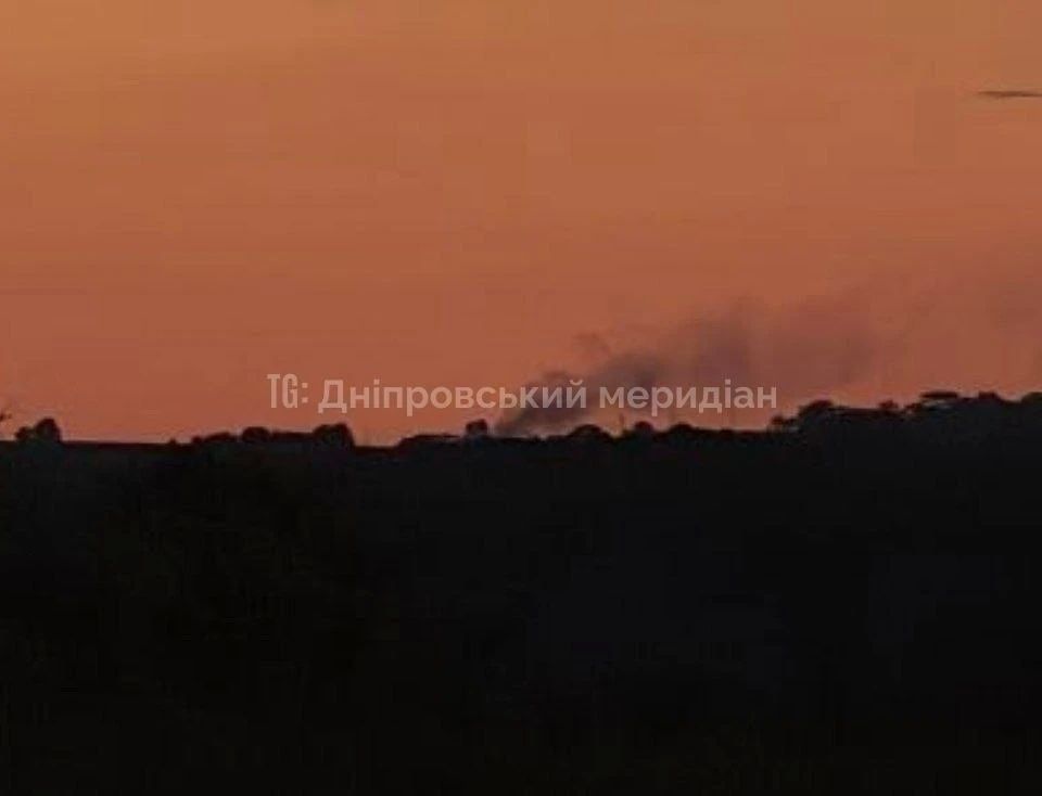Кадры пожаров после прилетов «Гераней» по целям в Днепропетровской области и Запорожье Кадры пожаров после прилетов «Гераней» по целям в Днепропетровской области и Запорожье