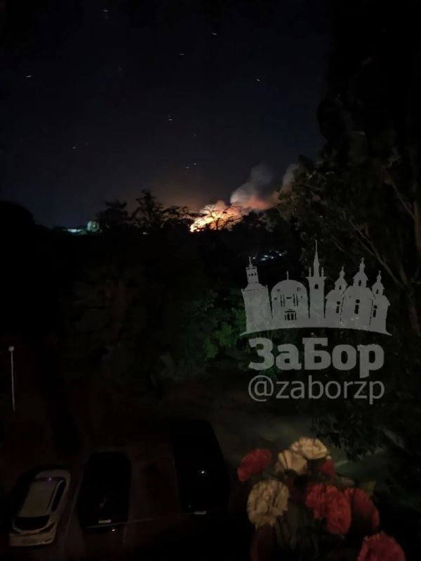 Кадры пожаров после прилетов «Гераней» по целям в Днепропетровской области и Запорожье Кадры пожаров после прилетов «Гераней» по целям в Днепропетровской области и Запорожье