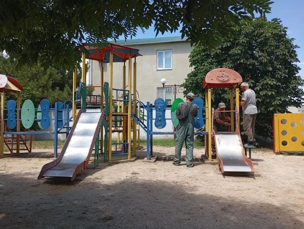 В Кирилловке привели в порядок детскую зону отдыха