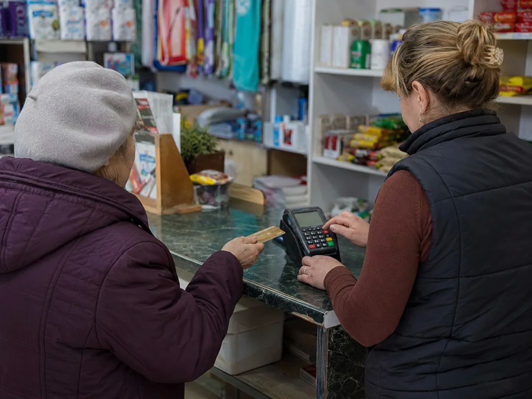 Продавец дважды похитила деньги пенсионерки через платежный терминал