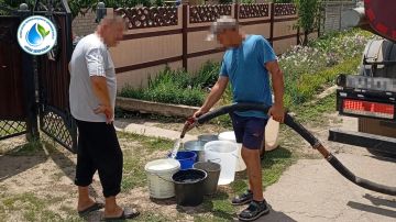В связи с аварийными отключениями электроэнергии 14 июля 2026 года специалистами филиала «Мелитопольское ПУВКХ» ГУП ЗО «Вода Запорожья» был организован подвоз технической воды для жителей села Черноземное