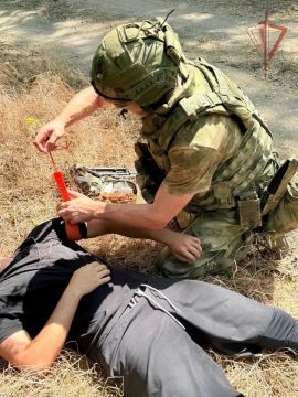 Бойцы Росгвардии оказали первую помощь жителю Запорожской области, пострадавшему от удара украинского БПЛА по гражданскому автомобилю