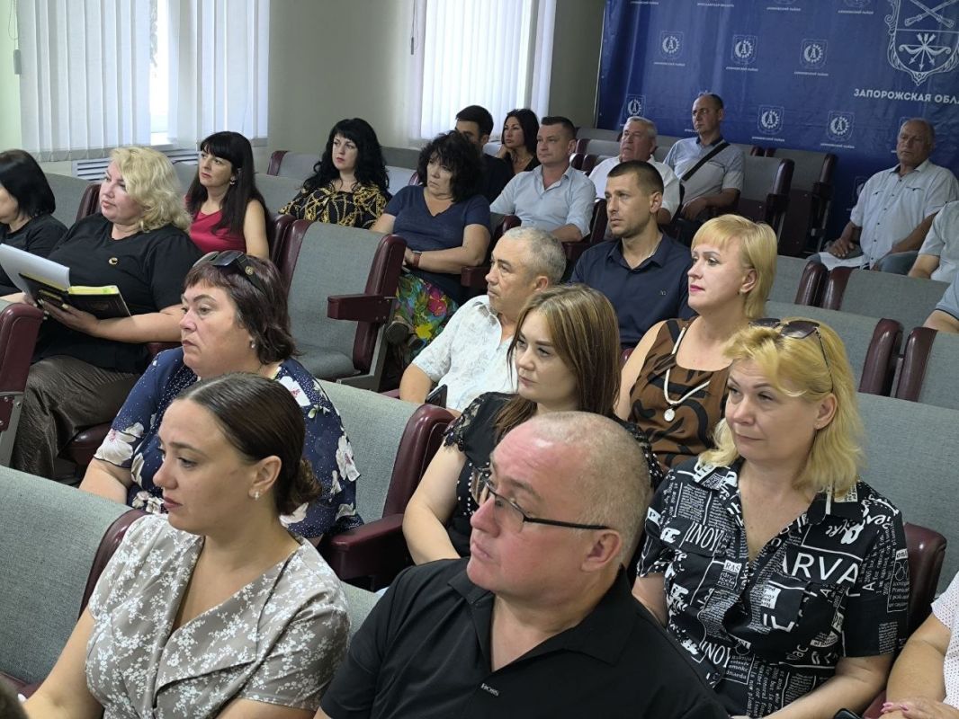 Глава Акимовского муниципального округа Александр Трудоношин провёл открытое расширенное совещание с аппаратом, шеф-регионом, Советом депутатов, руководителями служб и ведомств Глава Акимовского муниципального округа Александр Трудоношин провёл открытое расширенное совещание с аппаратом, шеф-регионом, Советом депутатов, руководителями служб и ведомств