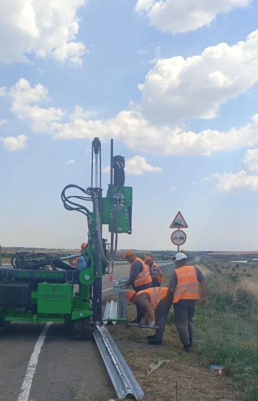 Работы по демонтажу и установке барьерного ограждения продолжаются на ключевых направлениях региона Работы по демонтажу и установке барьерного ограждения продолжаются на ключевых направлениях региона