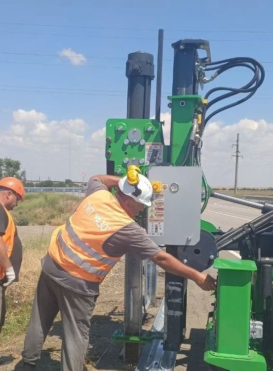 Работы по демонтажу и установке барьерного ограждения продолжаются на ключевых направлениях региона Работы по демонтажу и установке барьерного ограждения продолжаются на ключевых направлениях региона