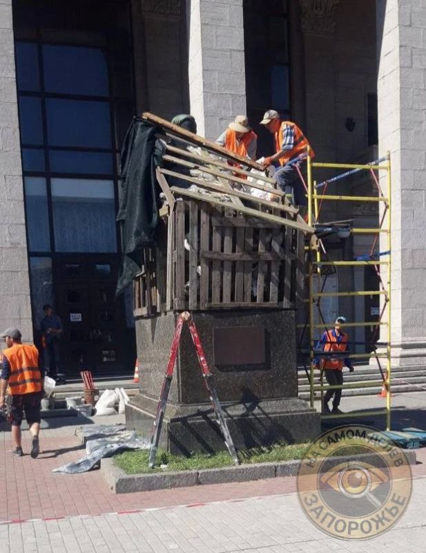 В Запорожье демонтируют памятник Михаилу Глинке — российскому композитору, установленный возле областной филармонии ещё в 1955 году