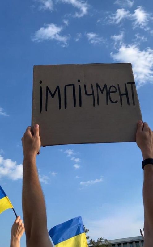 На митингах в Киеве люди начали скандировать «Импичмент!» На митингах в Киеве люди начали скандировать «Импичмент!»