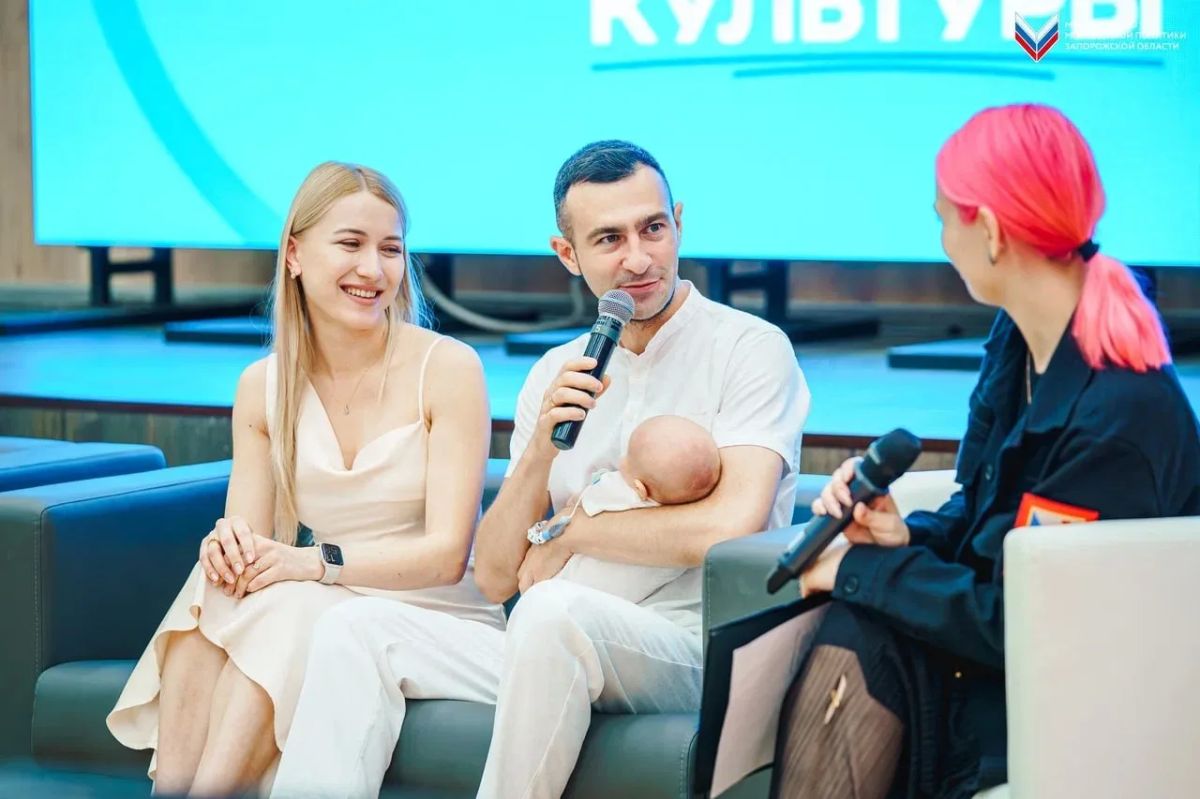 Уютная семейная гостиная. «Семейные истории»: встреча с приглашенными известными родителями Для участников Фестиваля семейной культуры состоялся открытый диалог с приглашенными известными родителями и представителями...