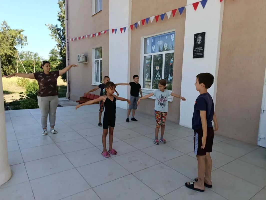 В наших детских объединённых кружках на базе клубнодосуговых учреждений МКУ «Акимовская ЦКС» активно реализуется важное направление работы — популяризация здорового образа жизни и творческой деятельности в... В наших детских объединённых кружках на базе клубнодосуговых учреждений МКУ «Акимовская ЦКС» активно реализуется важное направление работы — популяризация здорового образа жизни и творческой деятельности в...